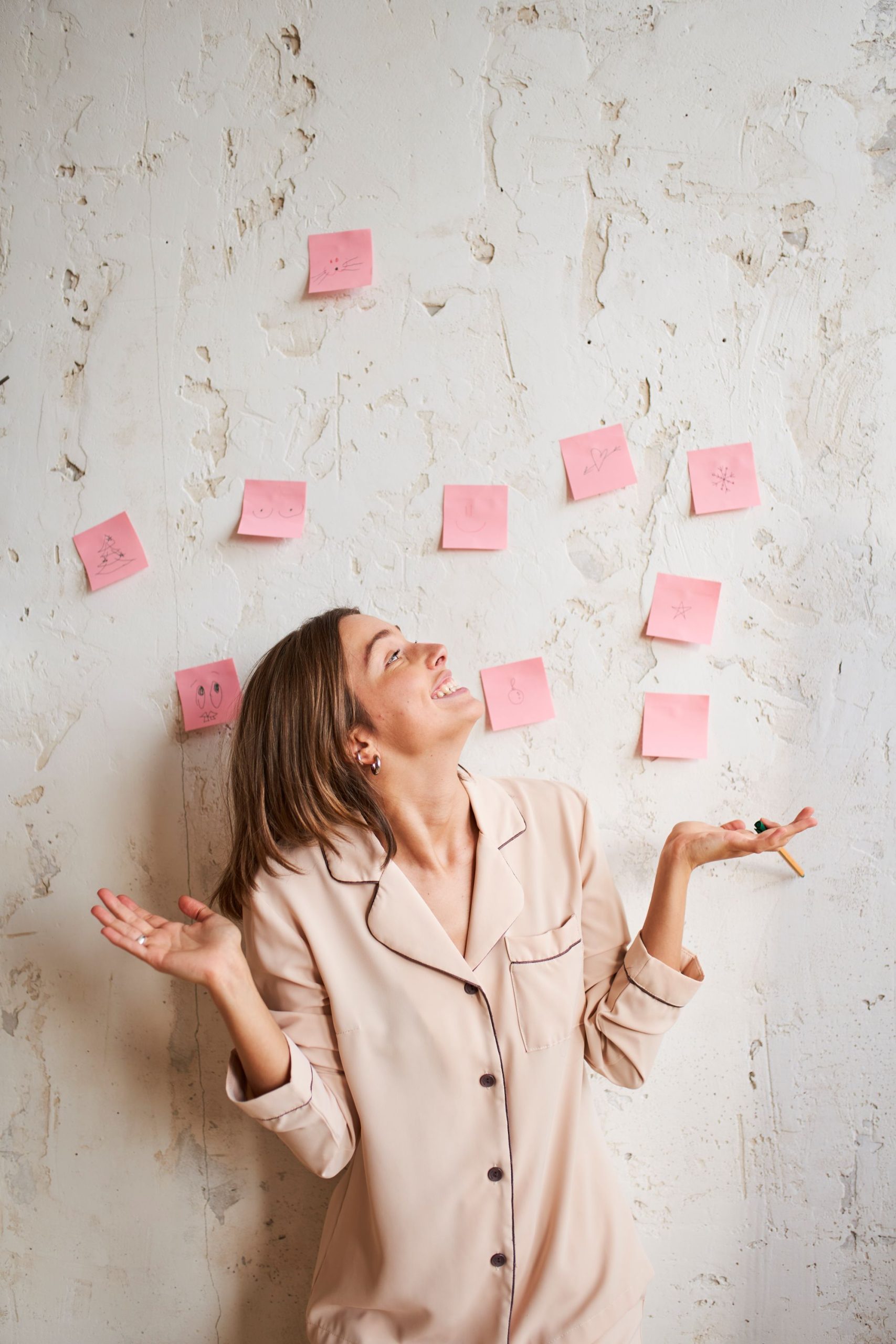 persona-que-establece-sus-metas-de-ano-nuevo